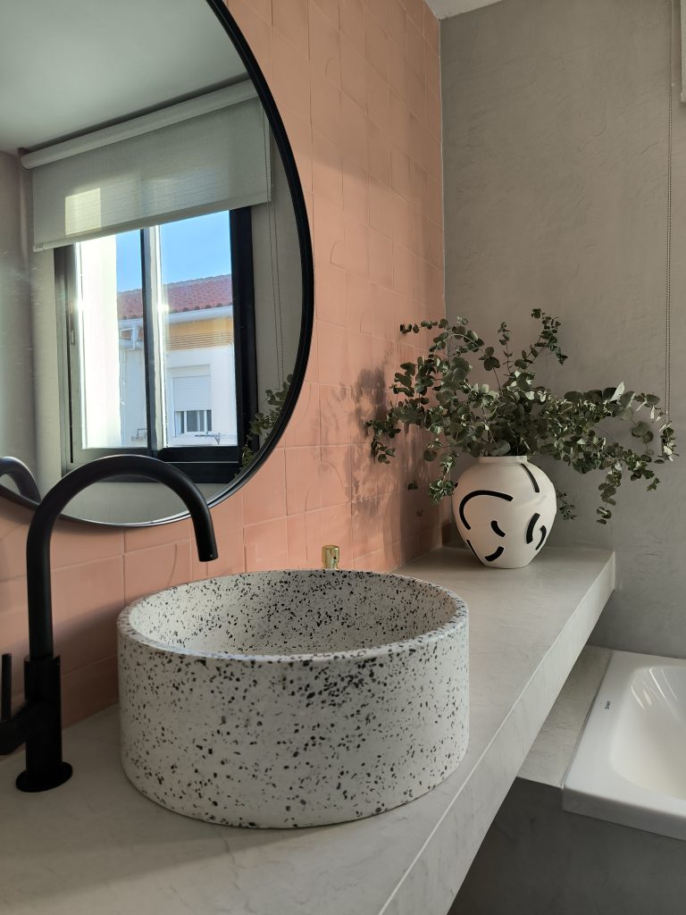 Cómo reformar un baño pequeño con mucho estilo. 3 Estor enrollable carpintería metálica. Proyecto de reforma cuarto de baño pequeño con estilo.
