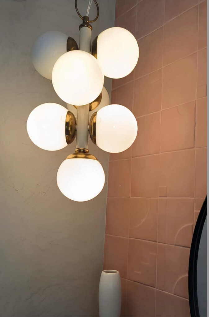Cómo reformar un baño pequeño con mucho estilo. 5 Lámpara Midcentury blanco y oro. Reformas baños pequeños