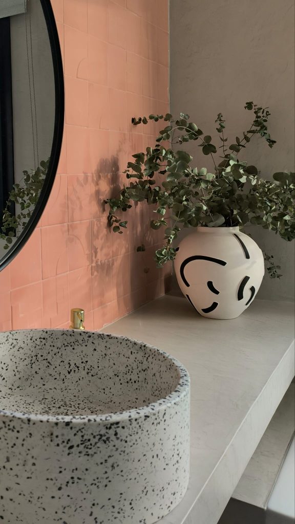 Cómo reformar un baño pequeño con mucho estilo. 1 Lavabo de terrazo en gris blanco y negro. Cómo reformar baños pequeños con estilo.