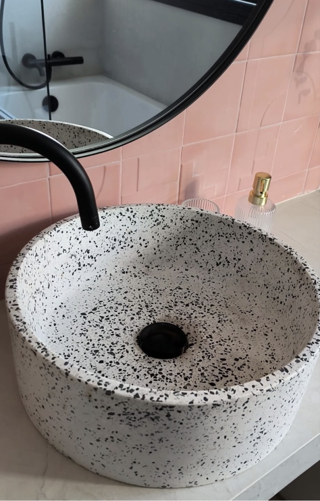 Cómo reformar un baño pequeño con mucho estilo. 4 Lavabo terrazo gris blanco y negro. Reforma de cuarto baño pequeño