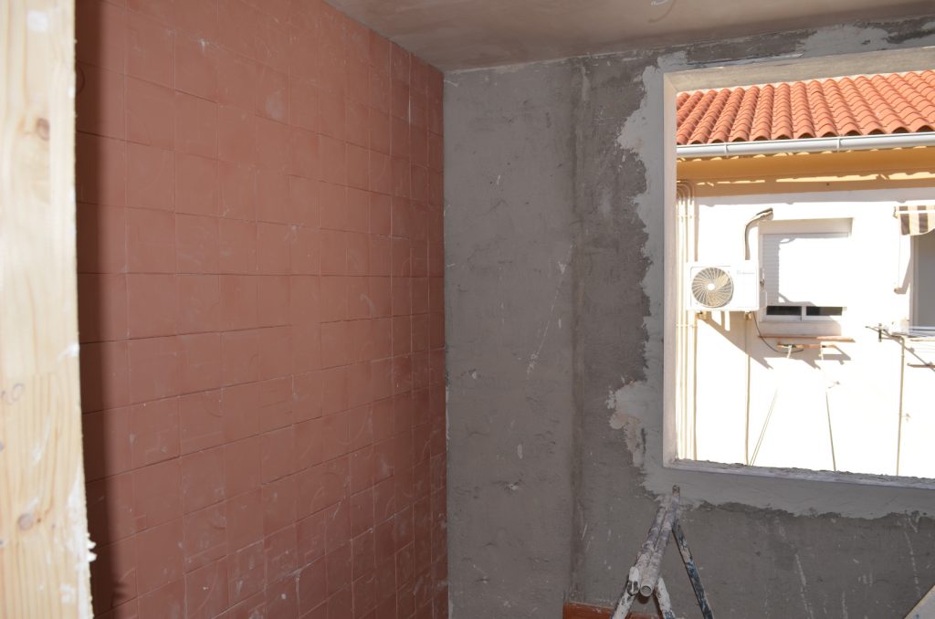 Cómo reformar un baño pequeño con mucho estilo. 2 Azulejos Kasbah Rosa Ventana Baño Pequeño. Proyecto reforma baño pequeño con estilo.