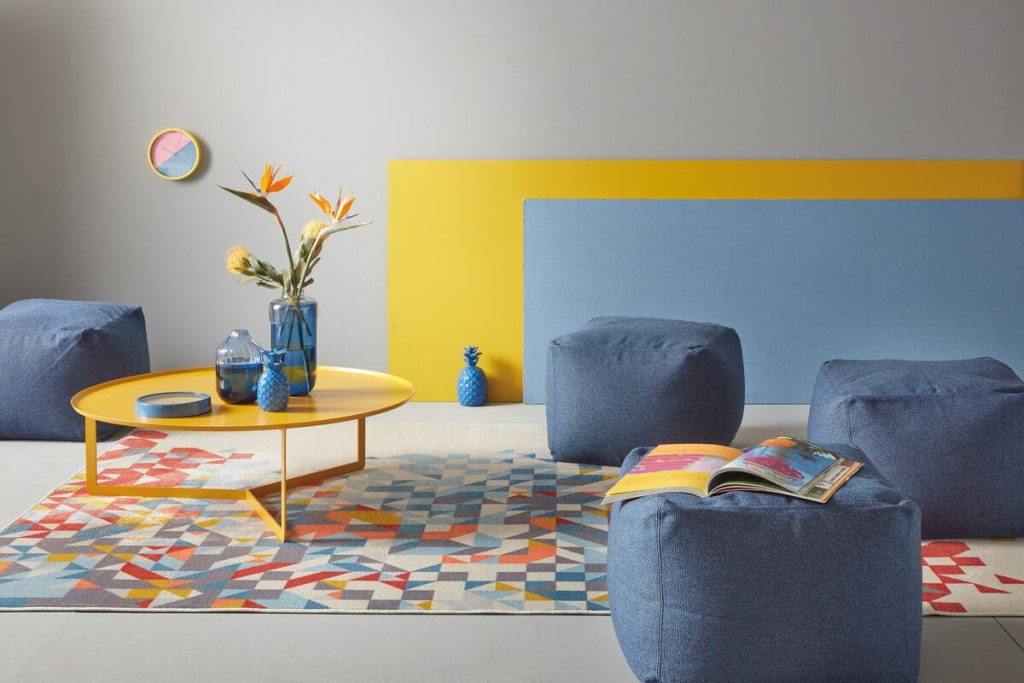Mesa de centro redonda amarillo brillante. Aporta textura a tu decoración con la textura metalizada de esta mesa.