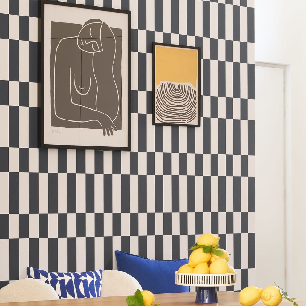 Papel pintado con motivos geométricos para dotar de textura a la decoración de tu hogar. 