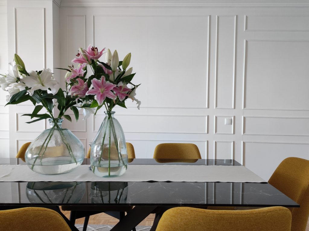 Jarrones con flores, claves de decoración de interiores de estilo romántico