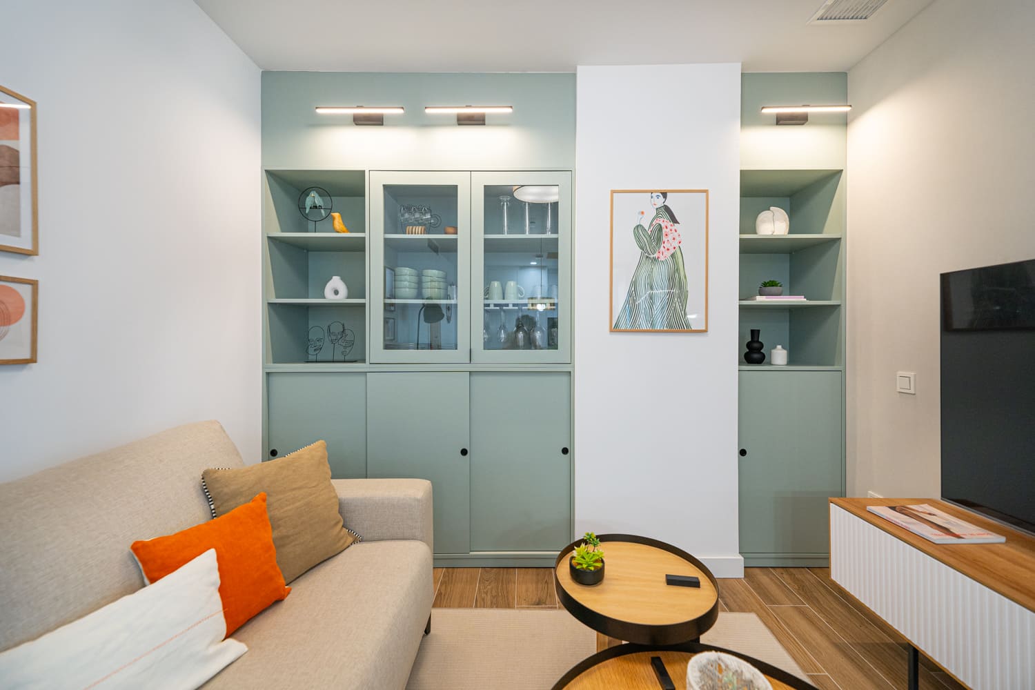 Vitrina con puertas de vidrio. Decoración de interiores