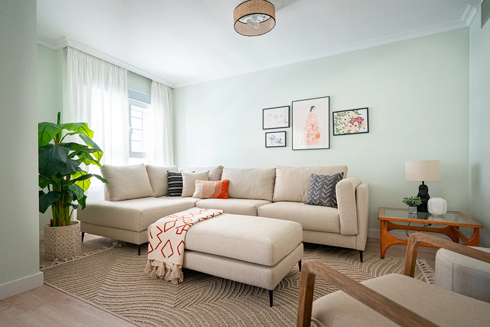 salon-moderno-acogedor-sofa-beige