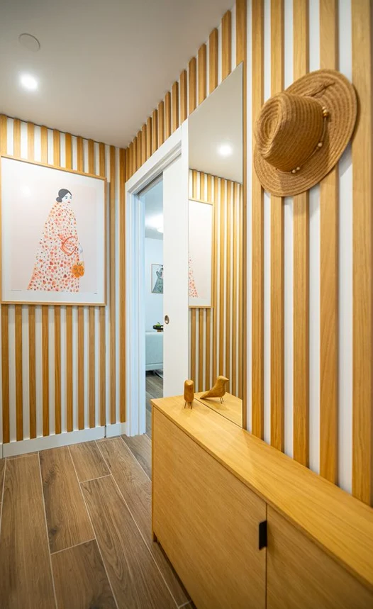 Ideas de decoración para espacios pequeños 3 entrada-piso-mueble-madera-claro