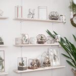 Instalar y colocar estanterías para decoración del hogar
